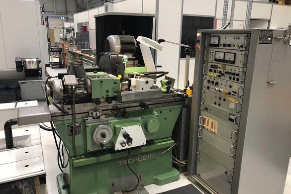 CNC Rundschleifen Tschudin - Vollautomatische Bearbeitung großer Losgrößen Tschudin HTG CNC Rundschleifmaschine - Außenrundschleifen mit Industrieroboter